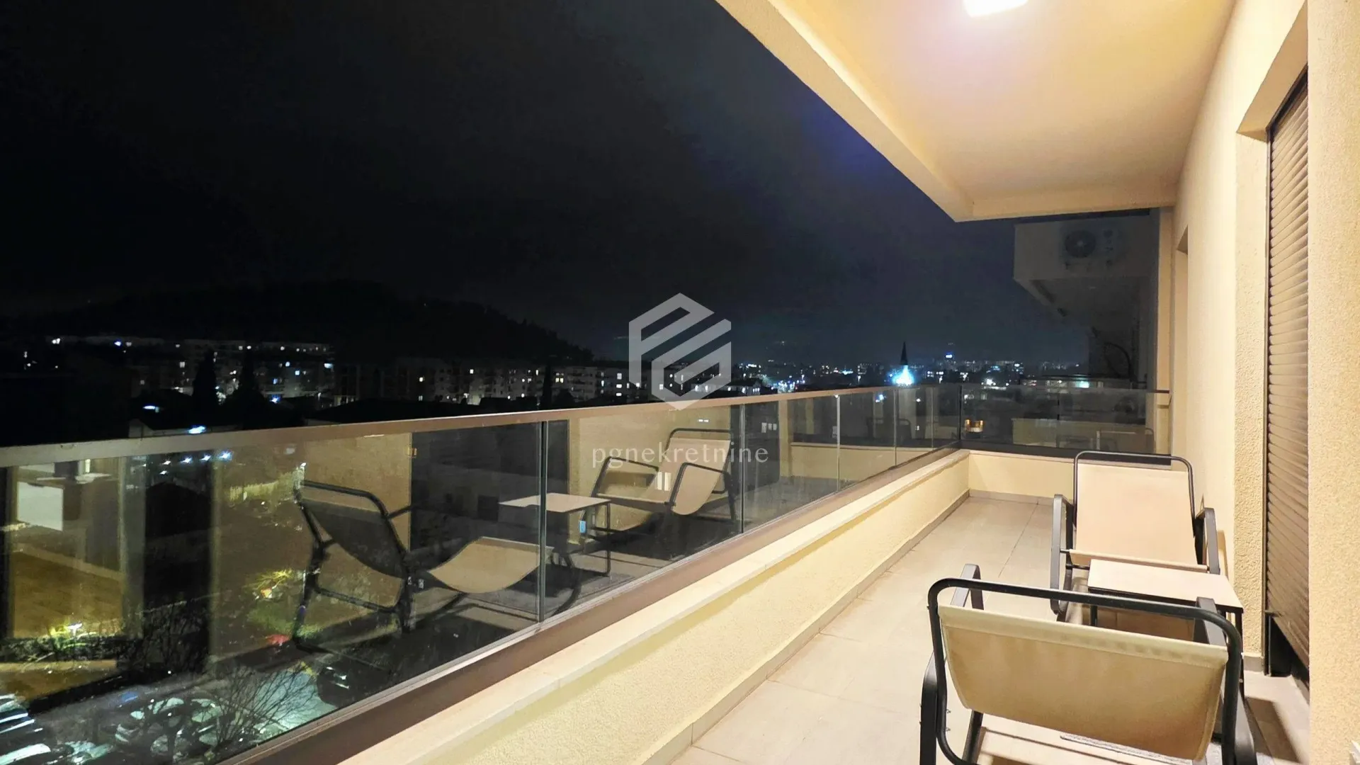 Izdavanje, dvosoban stan, 88m², Centar, Podgorica