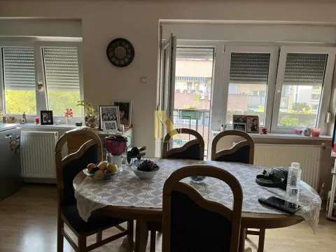 Trpezarija sa stolom i stolicama pored prozora. - image 2