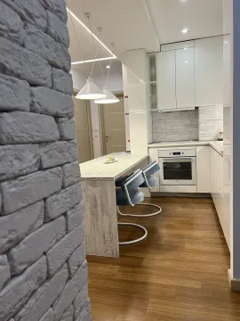 Moderna kuhinja sa šankom i trpezarijskim stolom. - image 12