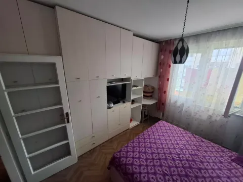 Namještena spavaća soba sa velikim garderoberom i bračnim krevetom. - image 4