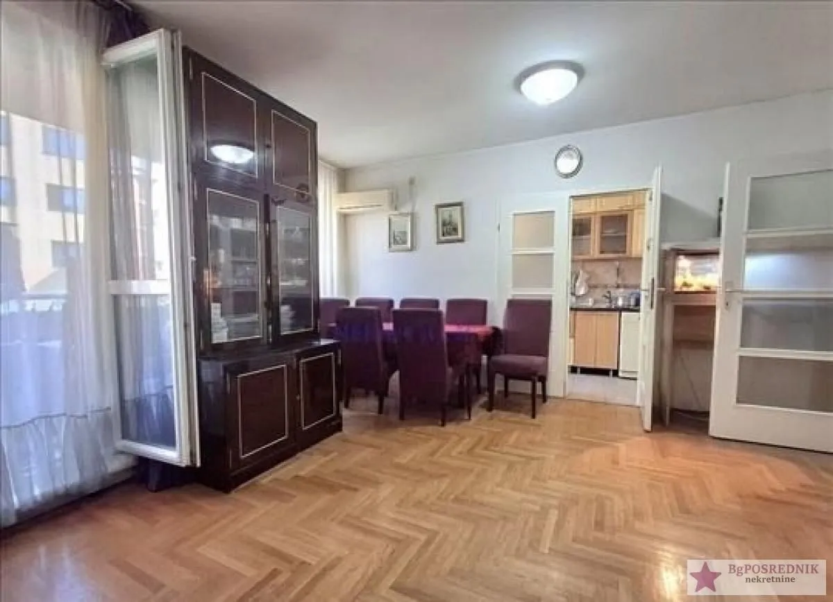 Dnevna soba sa trpezarijom i pogledom na kuhinju.