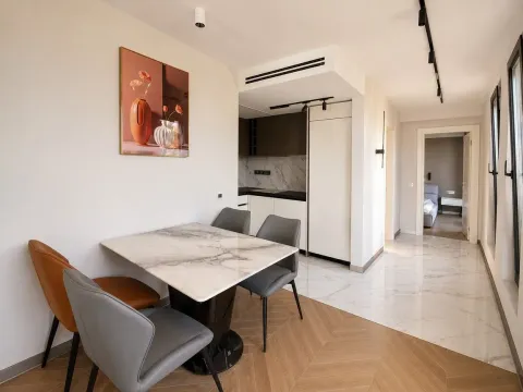 Trpezarija sa mermernim stolom i modernim stolicama u nastavku dnevnog boravka. - image 6