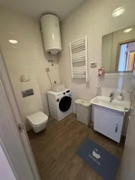 Manje kupatilo sa tuš kabinom, umivaonikom, WC šoljom i mašinom za veš. - image 12