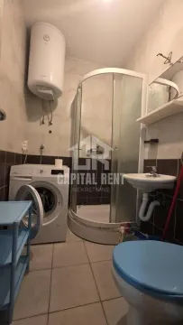Kupatilo opremljeno tuš kabinom, umivaonikom, WC šoljom, mašinom za veš i bojlerom. - image 7