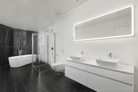 Moderne kupatilo sa samostojećom kadom, tuš kabinom i duplim umivaonikom. - image 7