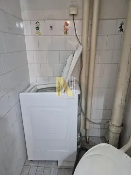 Kupatilo sa mašinom za veš i keramičkim pločicama. - image 8