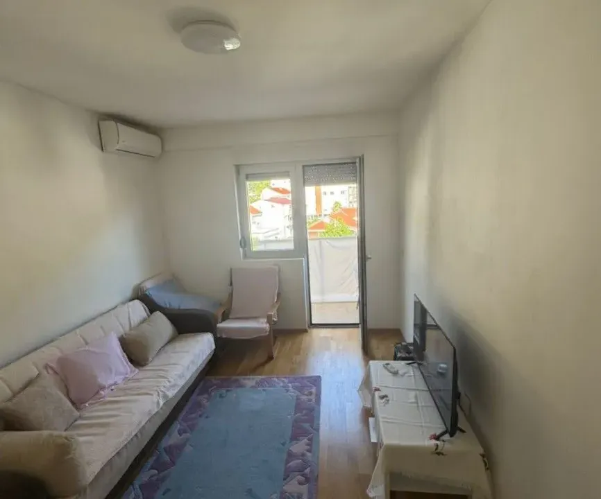Izdavanje, jednosoban stan, 50m², Lazi, Budva