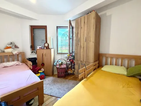 Dječja soba sa dva kreveta i drvenim garderoberom. - image 13