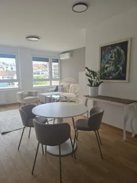 Dnevni boravak sa trpezarijskim stolom i stolicama. - image 4