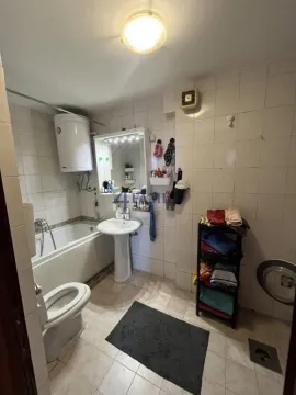 Manje opremljeno kupatilo sa kadom, umivaonikom i sanitarijama. - image 11