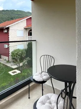 Manji namješteni balkon sa stolom i stolicama i pogledom na dvorište i okolinu. - image 14