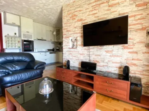 Izdavanje, dvosoban stan, 60m², City Kvart, Podgorica - image 1