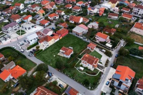 Pogled iz vazduha na prigradsko naselje sa porodičnim kućama i dvorištima. - image 4