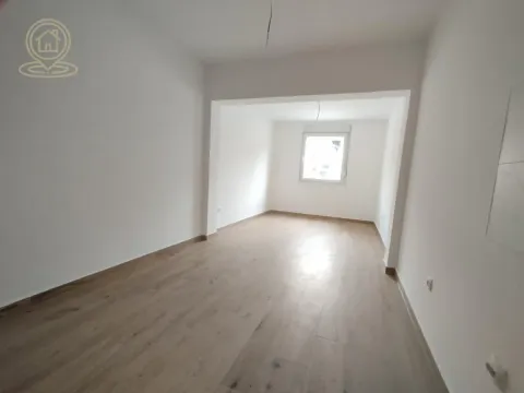 Prazna soba sa svetlim drvenim podom i belim zidovima. - image 4