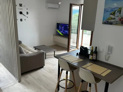 Izdavanje, stan, 44m², Tivat, Crna Gora - image 1