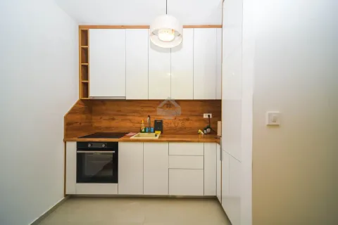 Moderna bijela kuhinja sa drvenim elementima i ugradnom rernom. - image 6