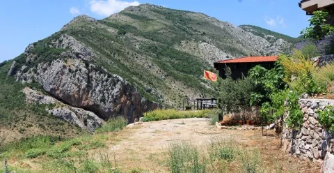 Dvorište imanja sa pogledom na planinski predio. - image 19