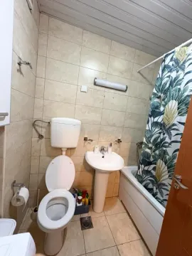 Manje kupatilo sa wc šoljom, umivaonikom i kadom sa zavjesom. - image 10