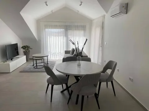 Izdavanje, stan, 70m², Tivat, Crna Gora