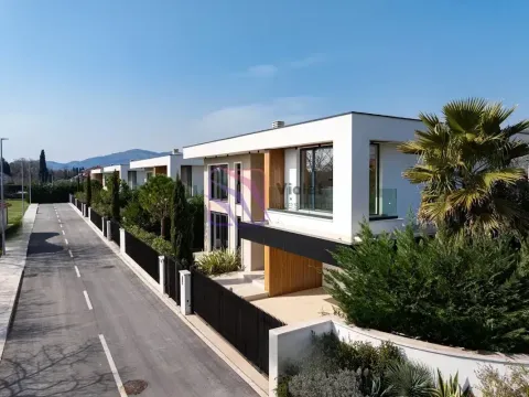 Pogled na spoljašnjost moderne vile sa uređenim dvorištem i ulicom ispred. - image 23