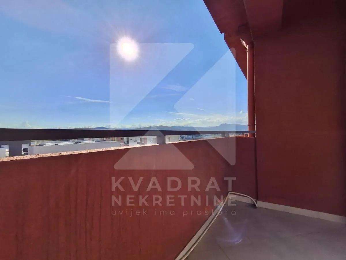Pogled sa terase na okolni krajolik.
