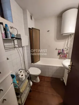 Manje kupatilo sa kadom, wc šoljom i umivaonikom. - image 20