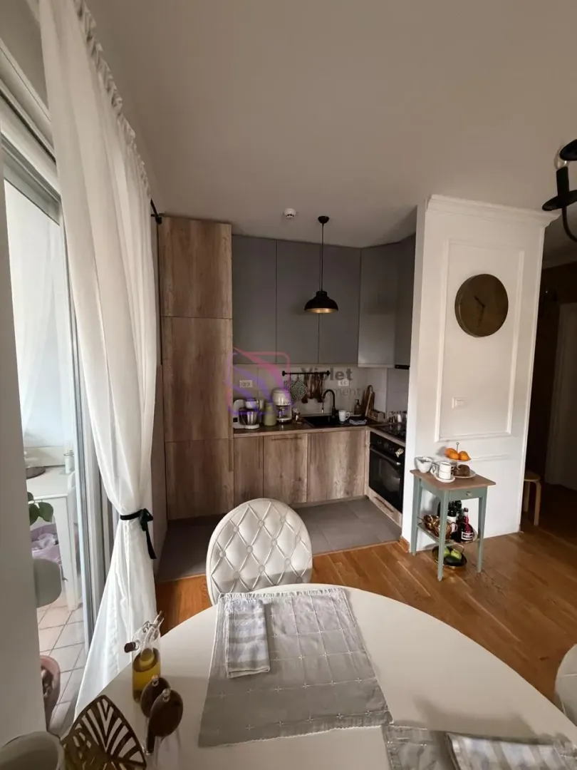 Manja kuhinja povezana sa trpezarijom i izlazom na terasu.
