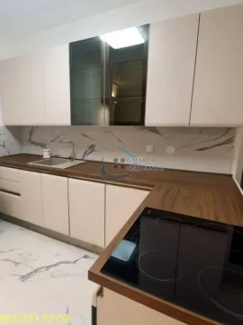 Pogled na moderno opremljenu kuhinju sa ugradnim elementima i pločom za kuvanje. - image 5