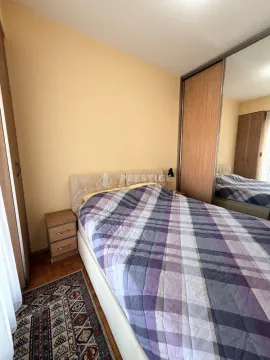 Namještena spavaća soba sa bračnim krevetom i ugradnim plakarom sa ogledalom. - image 10