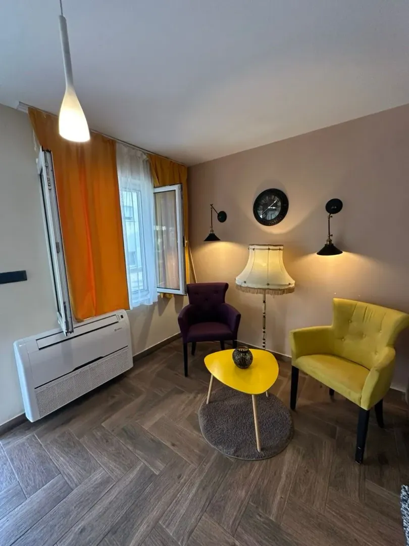 Dnevni boravak sa foteljama, stočićem i rasvjetom.