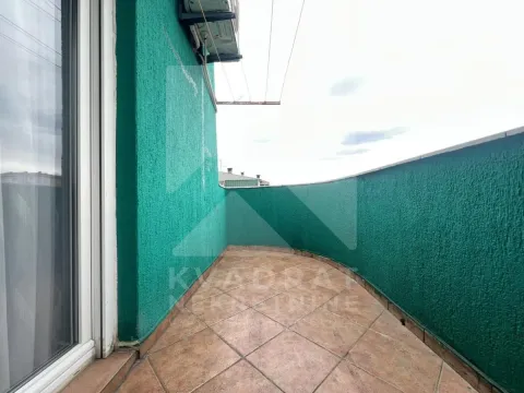 Natkriveni balkon sa zelenom fasadom i popločanim podom. - image 11
