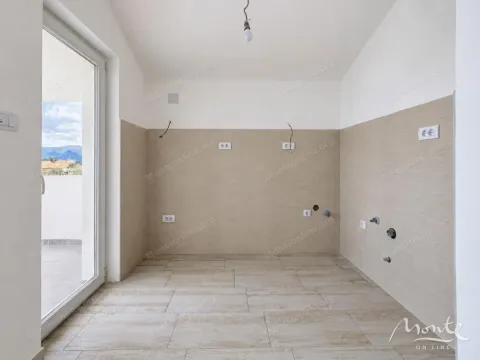 Nenamešten prostor pripremljen za ugradnju kuhinje sa izlazom na terasu. - image 27