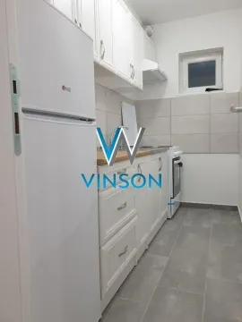 Manja bela kuhinja sa frižiderom i šporetom. - image 5