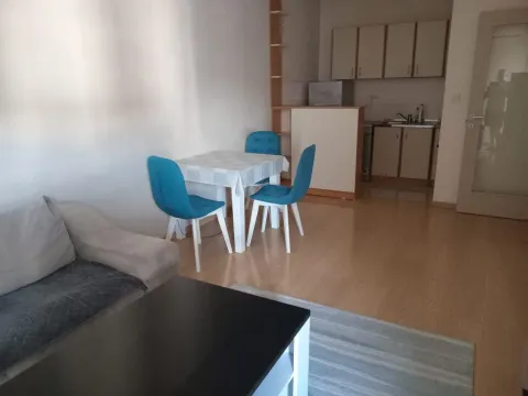 Dnevni boravak sa trpezarijom i dijelom kuhinje. - image 4