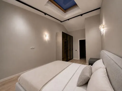 Moderna spavaća soba sa bračnim krevetom, garderoberom i krovnim prozorom. - image 6