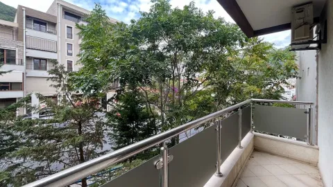 Pogled sa balkona na okolne zgrade i drveće. - image 13