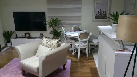 Dnevna soba sa garniturom, televizorom i trpezarijskim stolom. - image 4