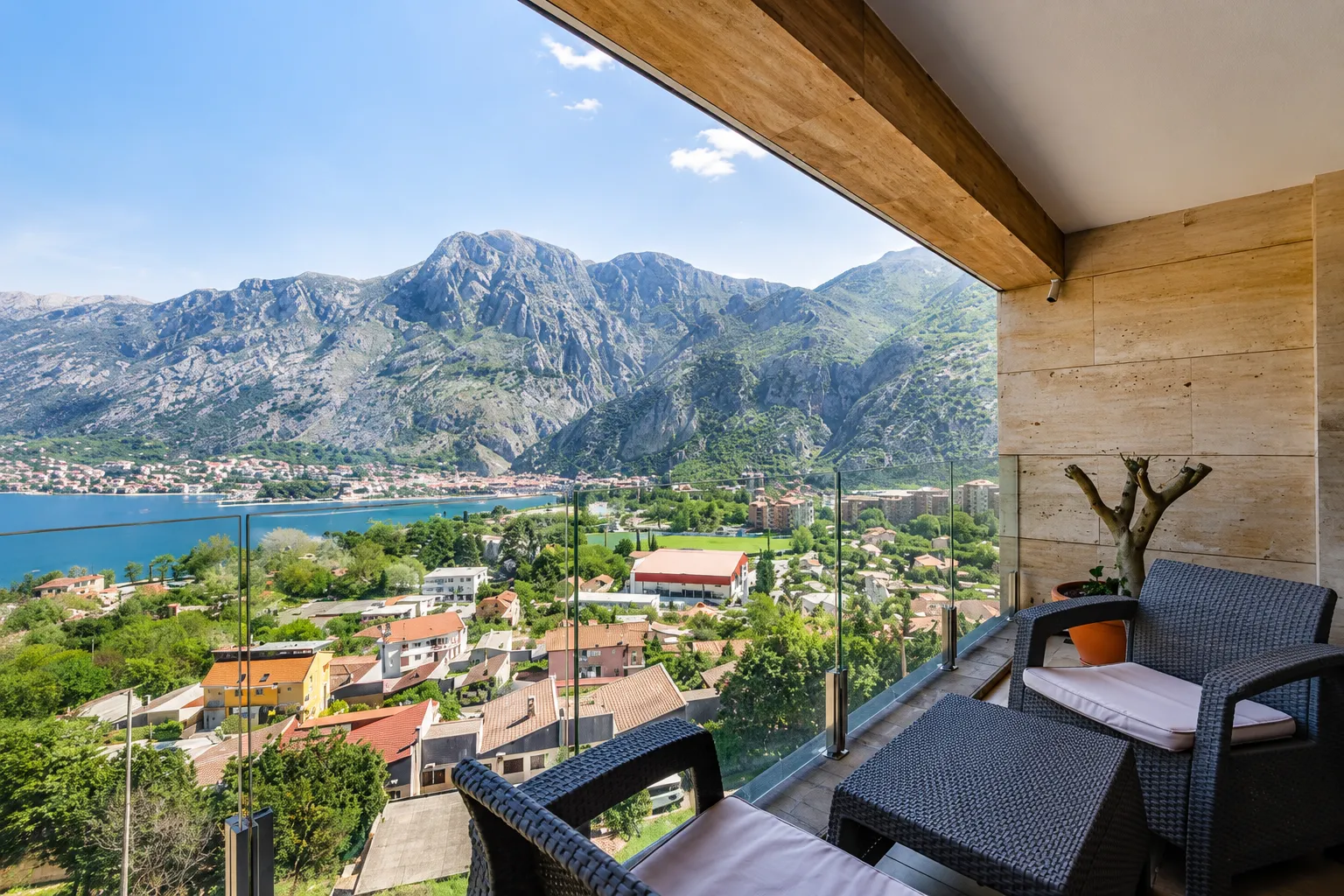 Rent, three bedroom apartment, 140m², Škaljari, Kotor