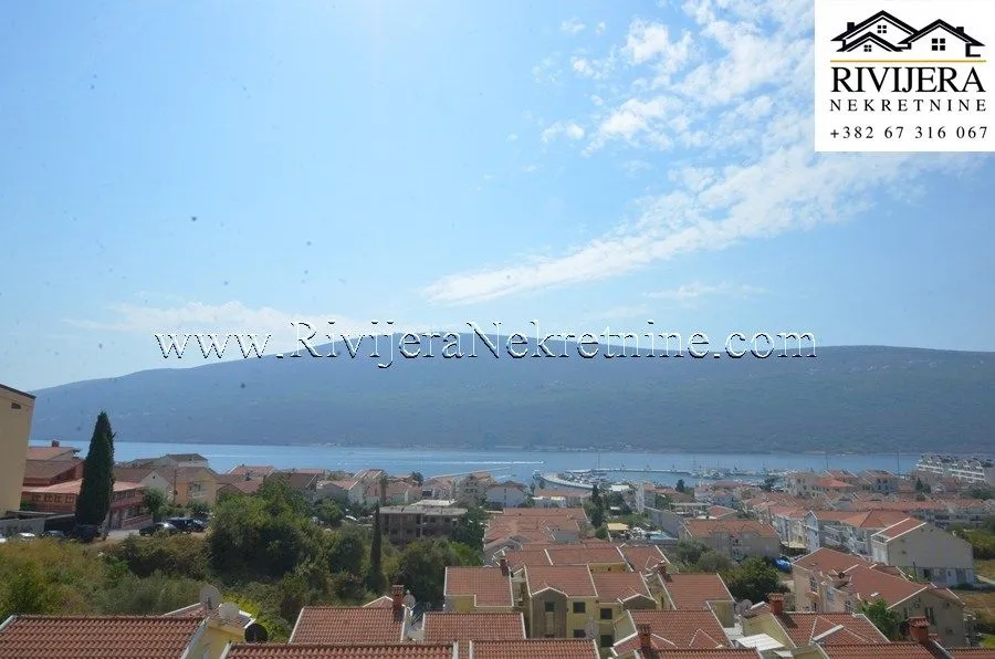 Pogled na more i okolno naselje sa terase ili prozora nekretnine.