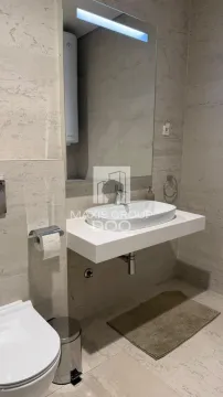 Moderno kupatilo sa umivaonikom, ogledalom i wc šoljom. - image 16
