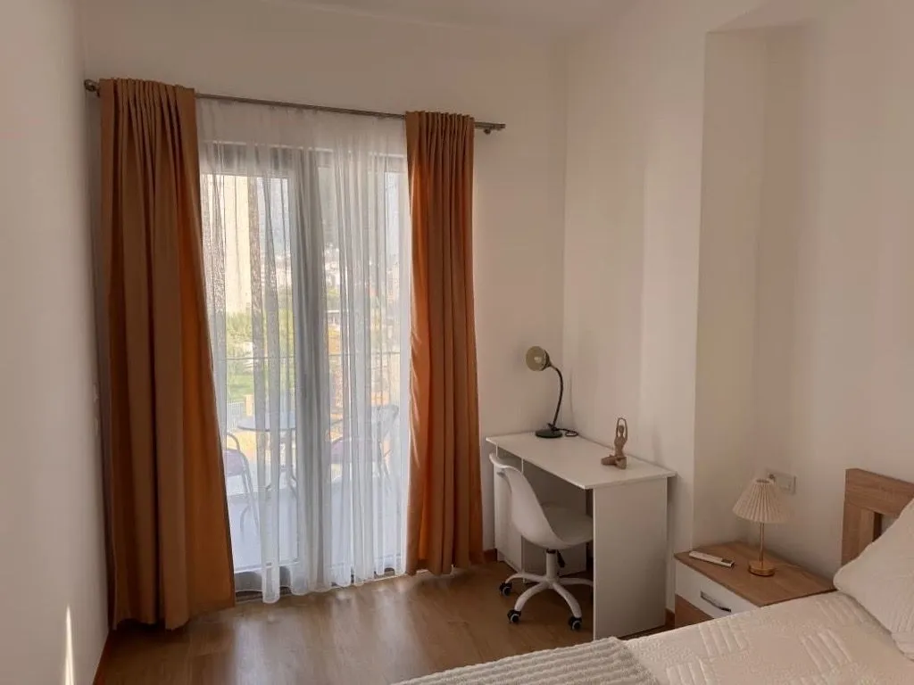 Furnished bedroom with a desk and access to the terrace.