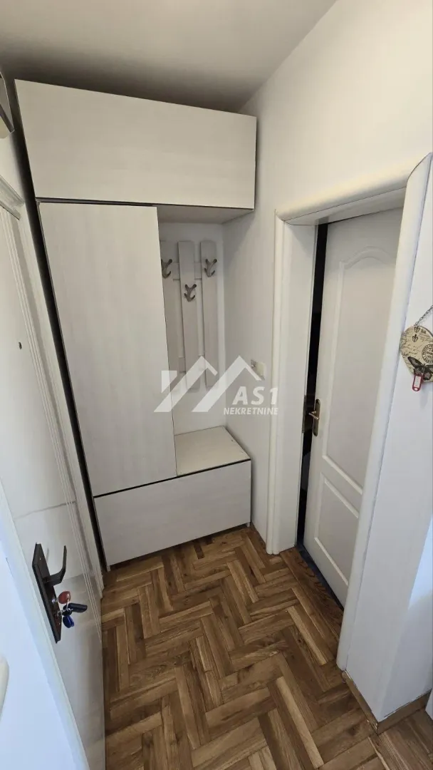 Izdavanje, jednosoban stan, 33m², Salajka, Novi Sad Sve Podlokacije