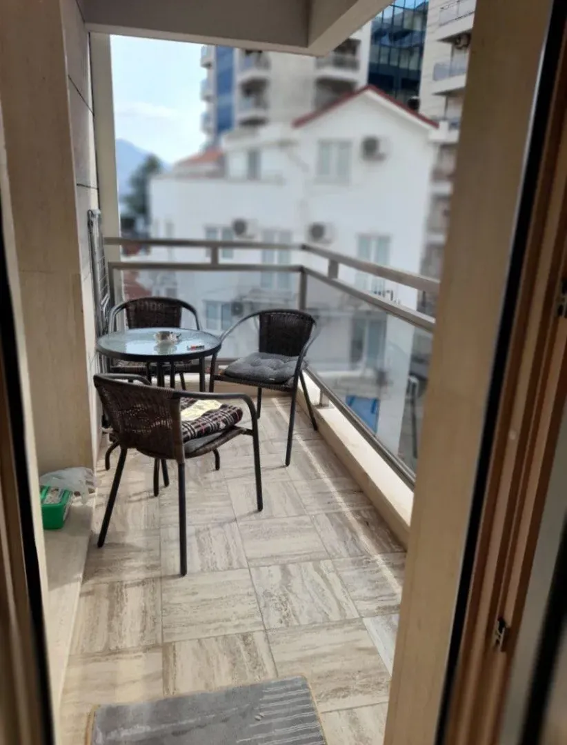 Izdavanje, dvosoban stan, 75m², Babin Do, Budva
