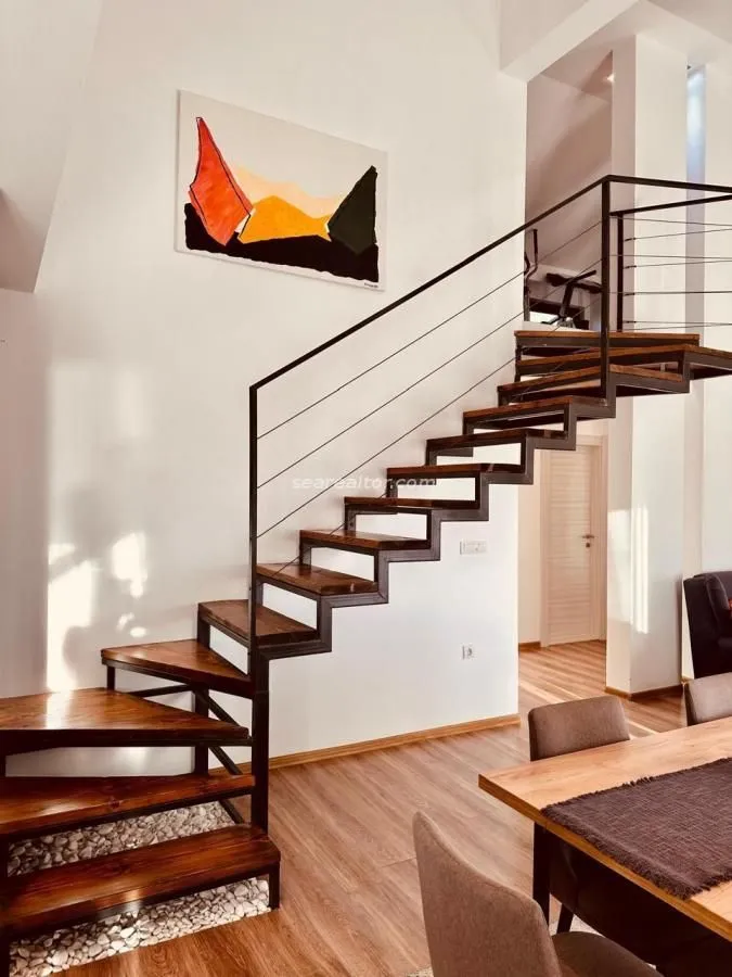 Izdavanje, trosoban stan, 130m², Centar, Tivat