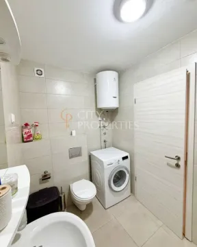 Manje kupatilo sa tuš kabinom, WC šoljom, veš mašinom i bojlerom. - image 4