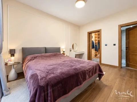 Prostrana spavaća soba sa bračnim krevetom, garderoberom i sopstvenim kupatilom. - image 6