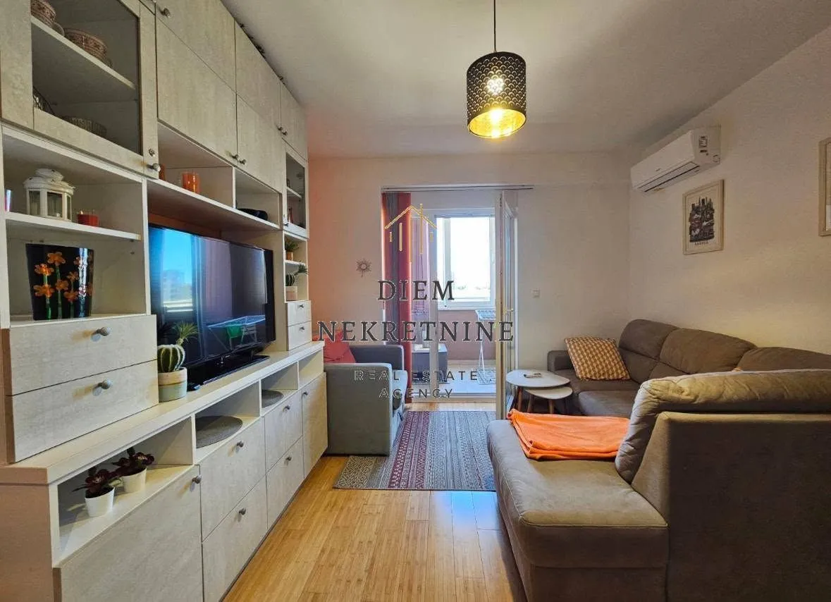 Furnished living room with sofa and built-in units.