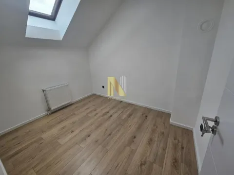 Prazna potkrovna prostorija sa parketom i krovnim prozorom. - image 7