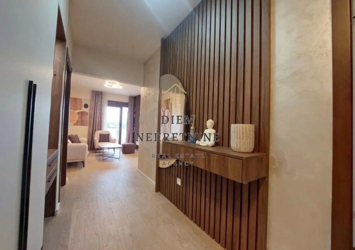 Izdavanje, trosoban stan, 86m², Radanovići, Kotor