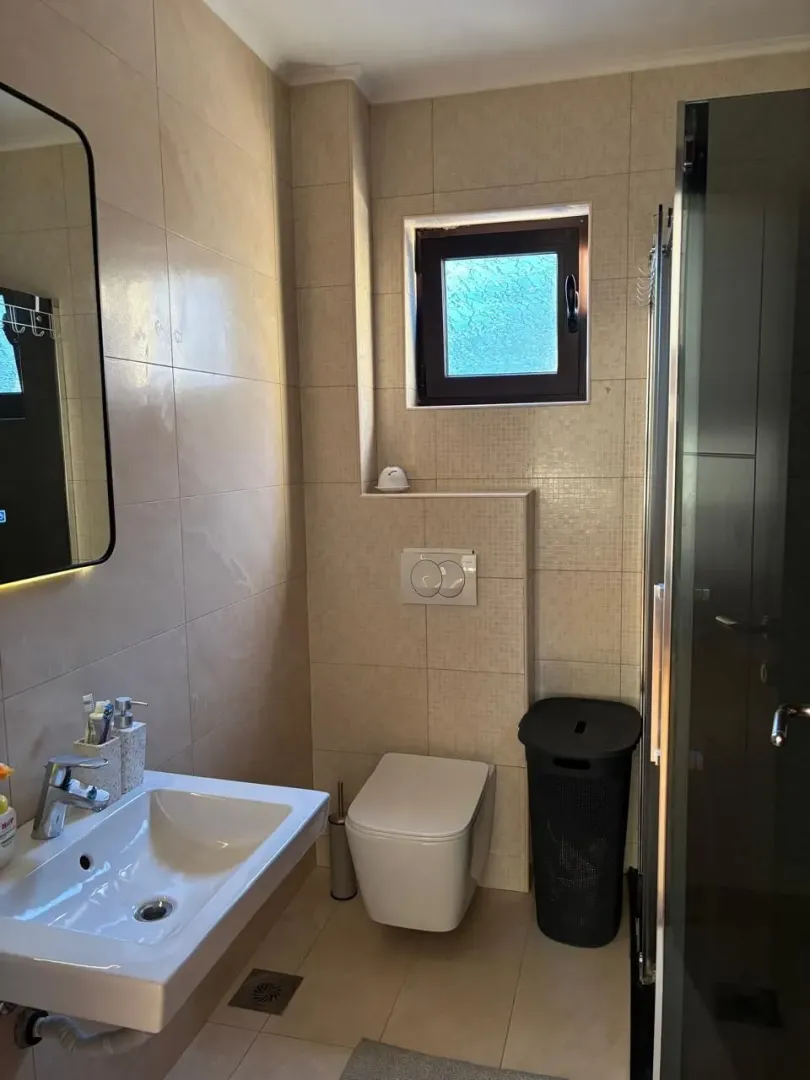 Bathroom equipped with a washbasin, toilet, and shower cabin.